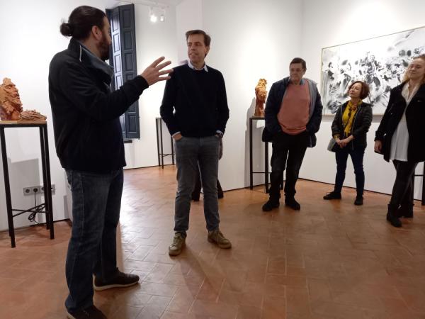 El pintor Patricio Hidalgo habla en la inauguración de la exposición Tablao Flamenco, en la sede del Instituto Andaluz del Flamenco