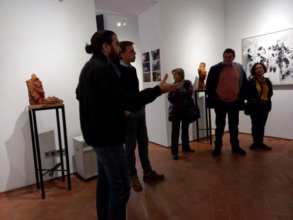 El público contempla las obras de la exposición Tablao Flamenco, en la sede del Instituto Andaluz del Flamenco