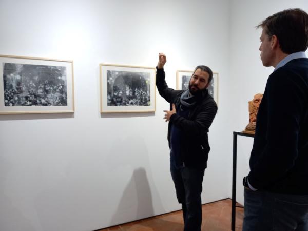 El pintor Patricio Hidalgo habla de sus obras de la exposición Tablao Flamenco, en la sede del Instituto Andaluz del Flamenco