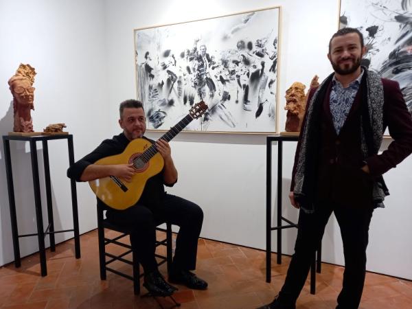 El cantaor Juan Murube y el guitarrista Gori Mazo posan en la inauguración de laexposición Tablao Flamenco
