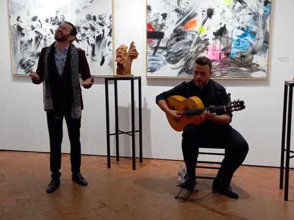 El cantaor Juan Murube canta con el acompañamiento a la guitarra de Gori Mazo en la inauguración de la exposición, en la sede del Instituto Andaluz del Flamenco