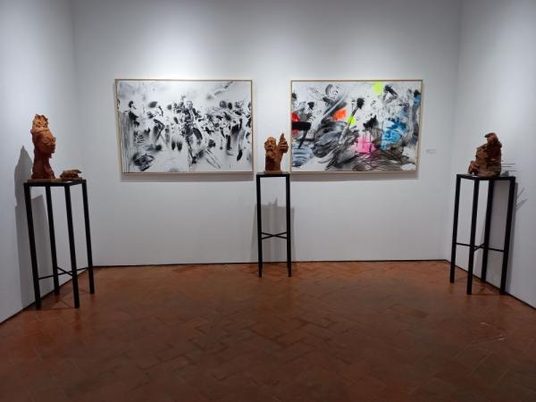 Dos de los cuadros de gran formato y tres de las esculturas presentes en la exposición Tablao Flamenco
