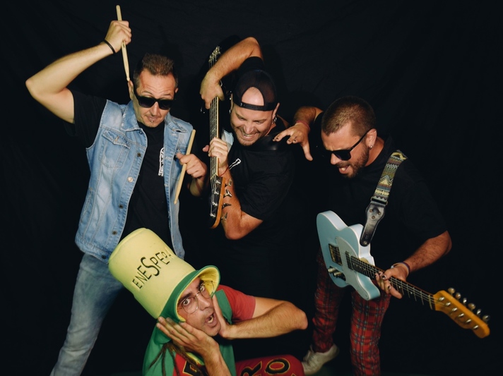 imagen del espectáculo - El rock se cuela en la escuela (remasterizado)