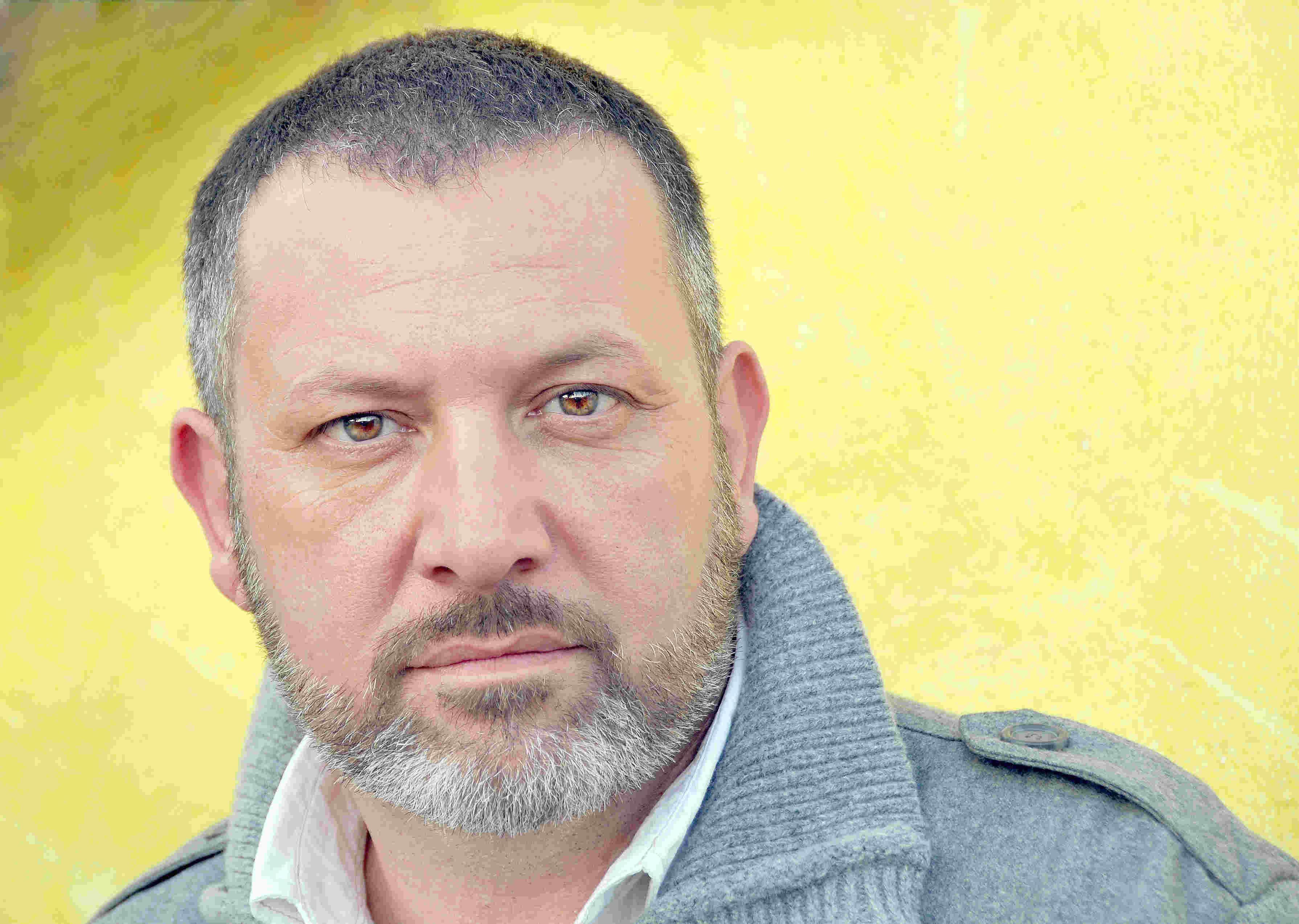 "Bendita gloria (o naftalina en el abismo)", de Juan García Larrondo "Bendita gloria (o naftalina en el abismo)", de Juan García Larrondo
