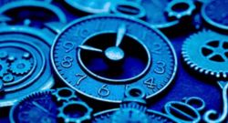 Reloj y engranajes sobre fondo azul