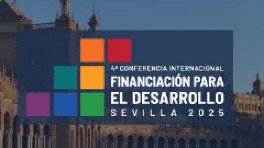 Cartle anunciador de la conferencia con los datos sobreimpresionados sobre una fotografía de la Plaza de España de Sevilla