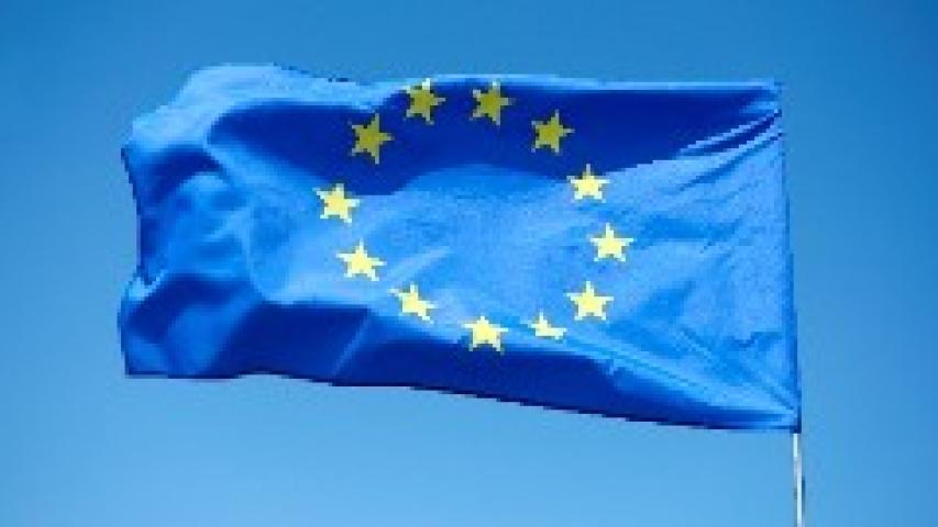 Una bandera de la Unión Europea ondea al viento