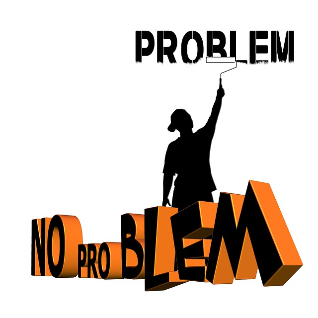 Problema/No problema. Dibujo de un pintor pintando con el rodillo la palabra PROBLEM. mientras que en el suelo, hay unas letras en 3 dimensiones que ponen ·No  problem.