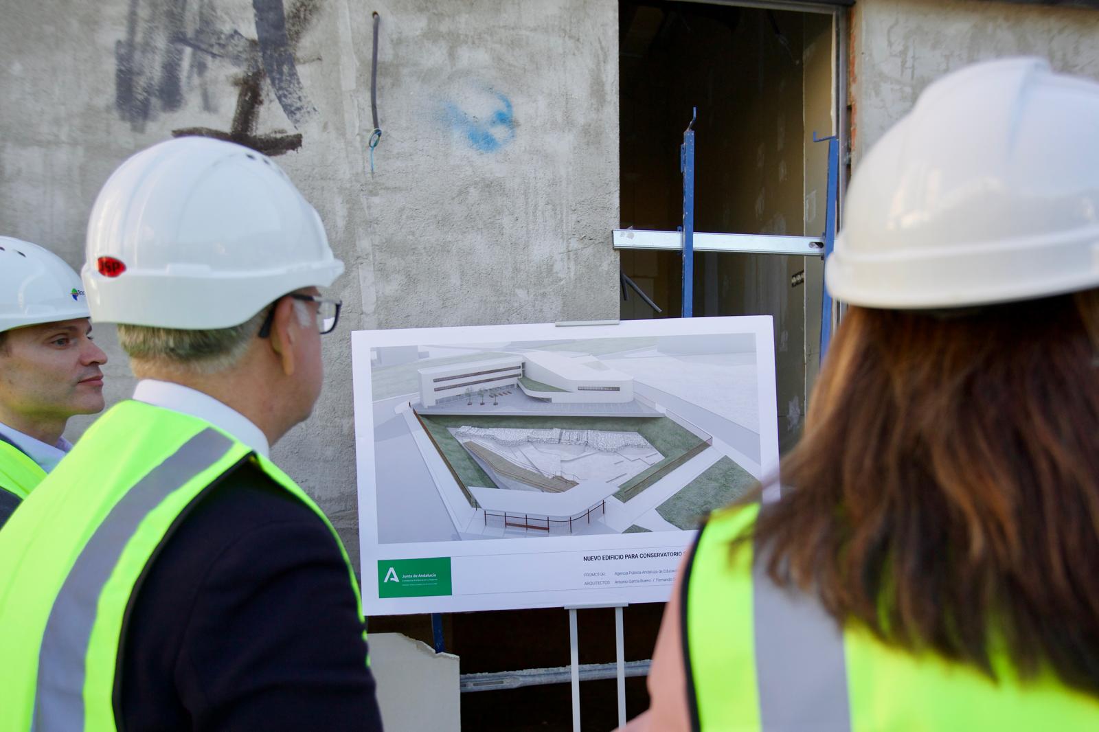 La consejera durante un visita a unas obras.