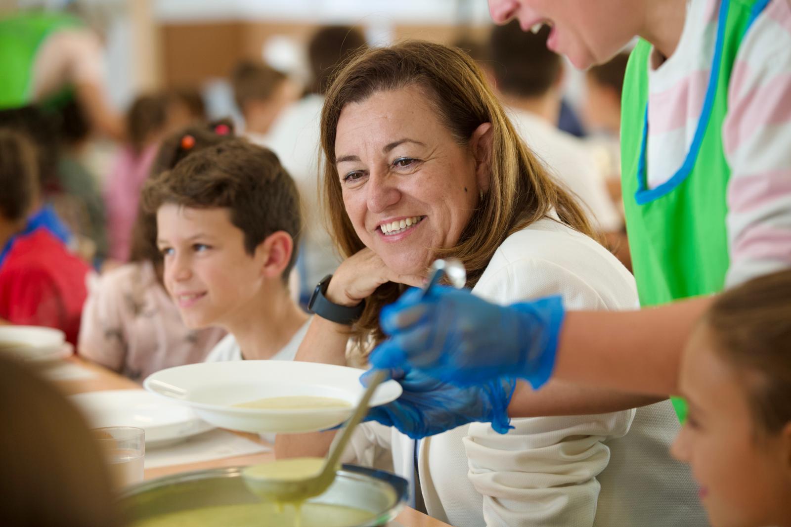La consejera en un comedor escolar.
