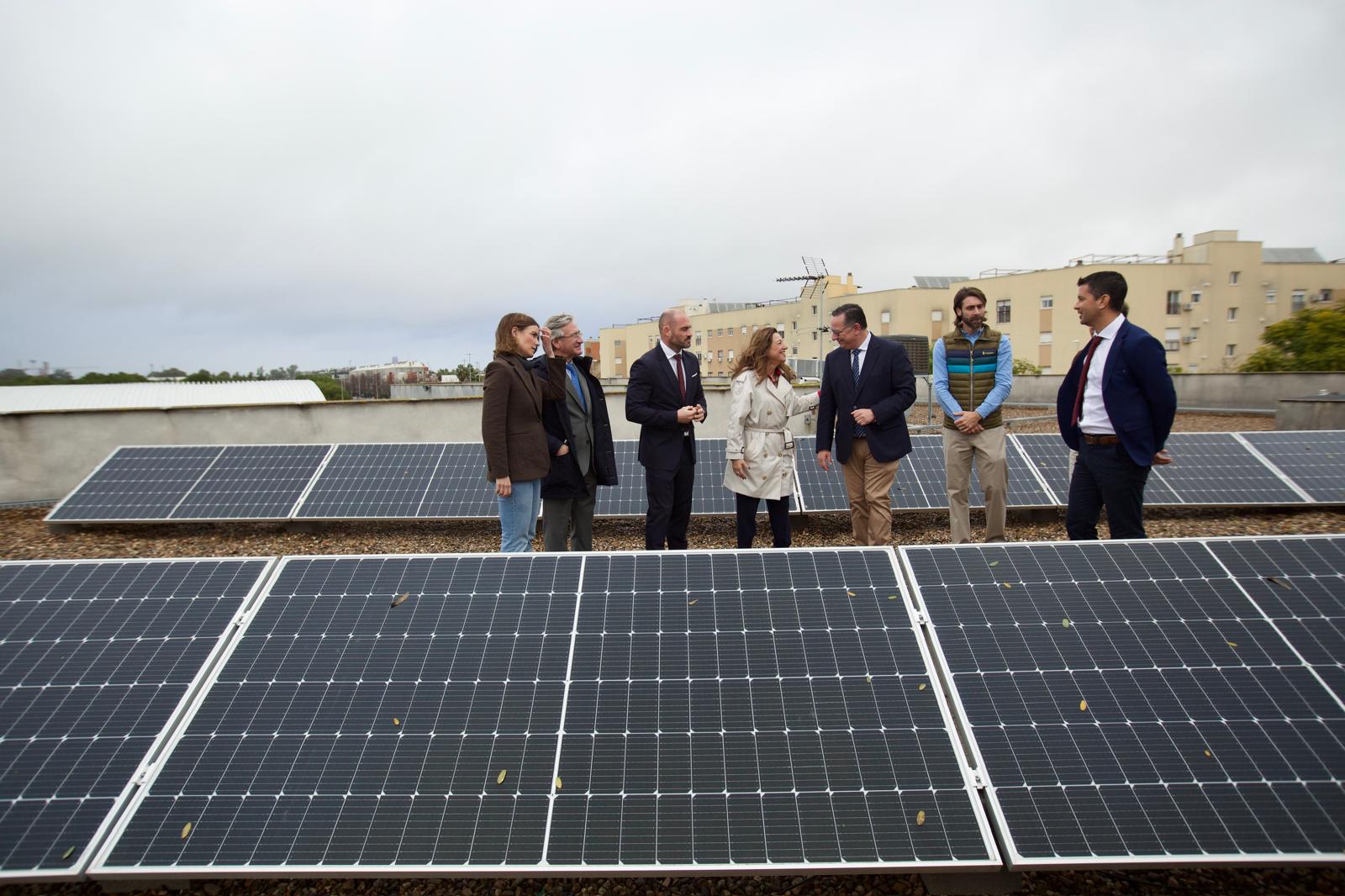 Los consejeros Castillo y Suárez, en la instalaciones de bioclimatización del colegio Marie Curie.