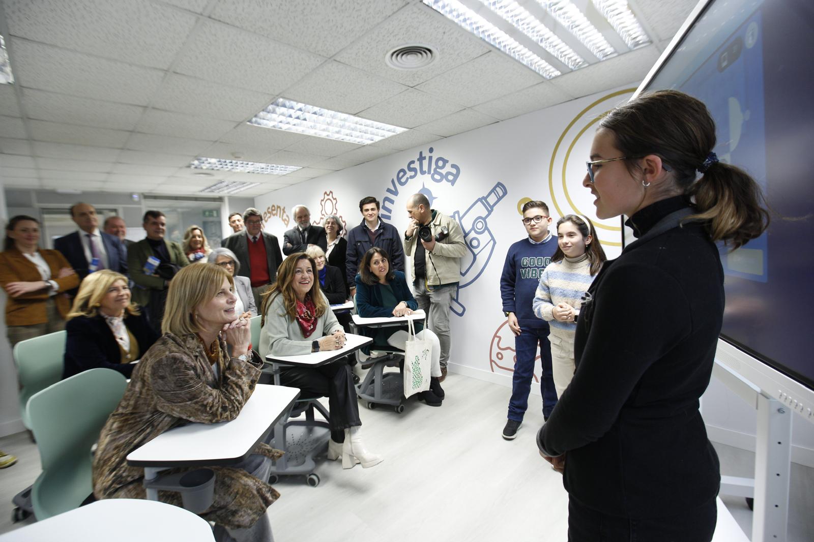La consejera en el Aula del Futuro del CEP de Jerez.