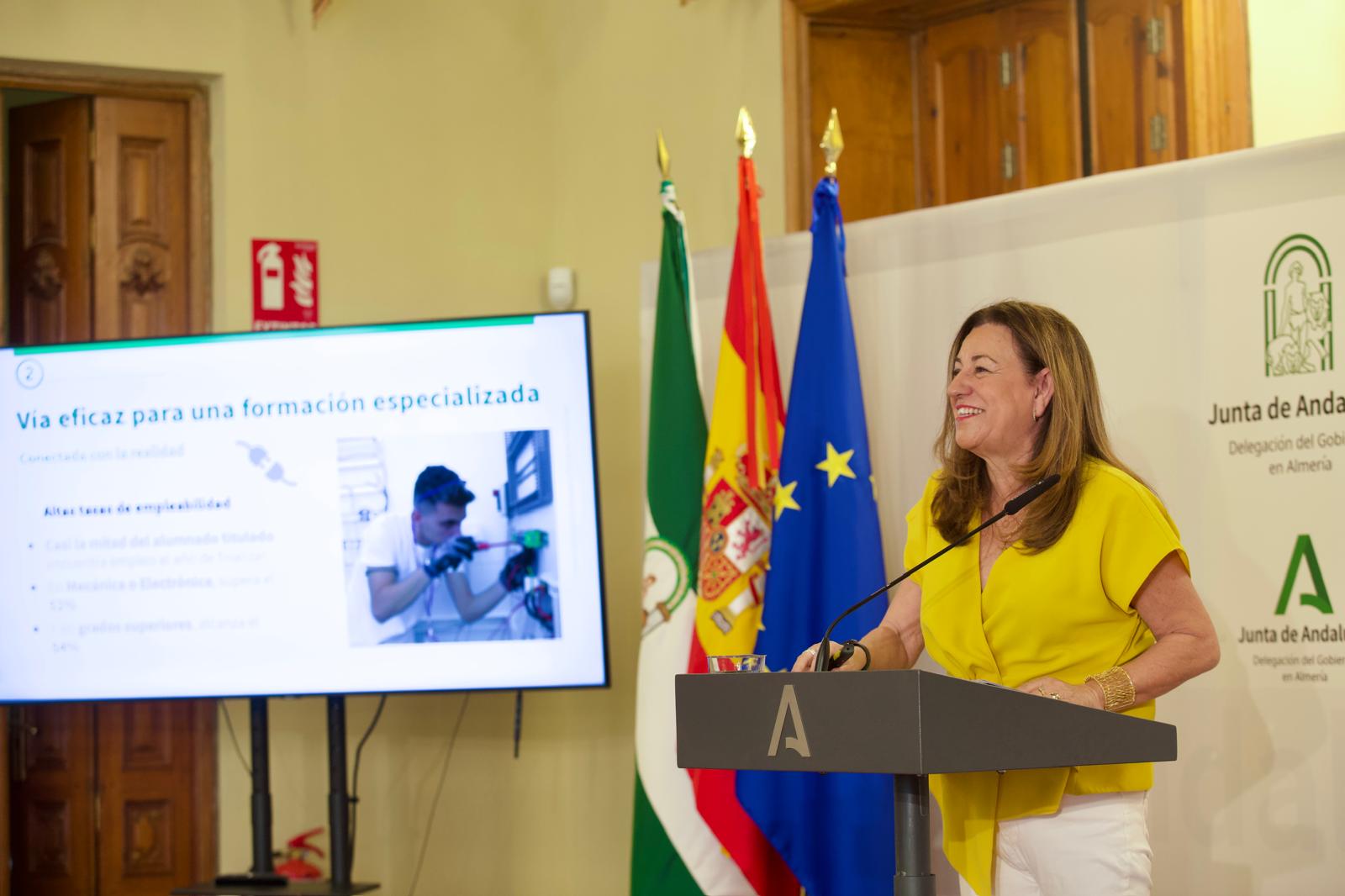 La consejera en la presentación de la oferta de FP.
