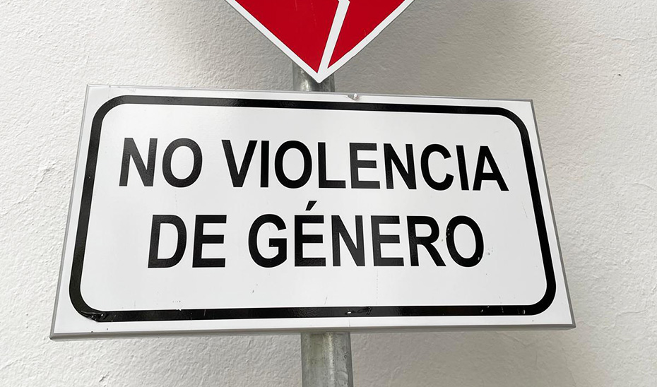 Imagen recurso de una señal de tráfico contra la violencia de género.