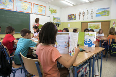 Niños en el aula con libros de textos. (Aula niños.jpg)