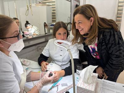 La consejera con estudiantes de FP.