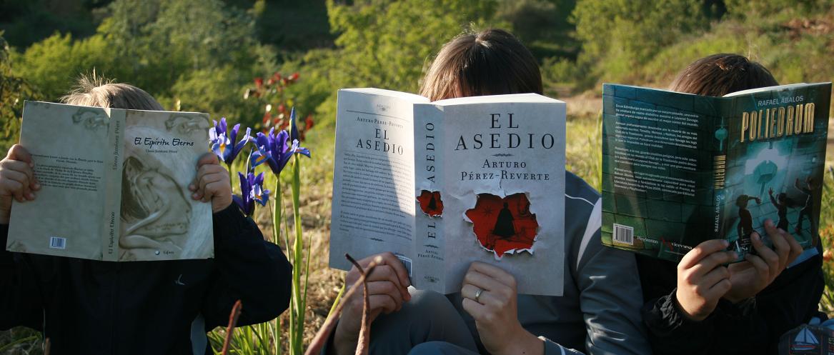 Jóvenes leyendo