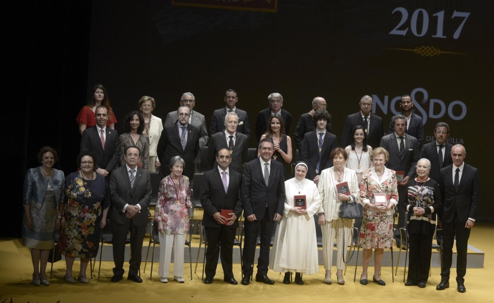Foto familia entrega medalla (foto_familia_medallas.jpg)