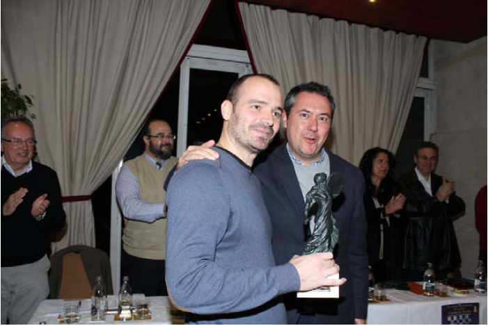 Ernesto con trofeo (Ernesto con trofeo.png)