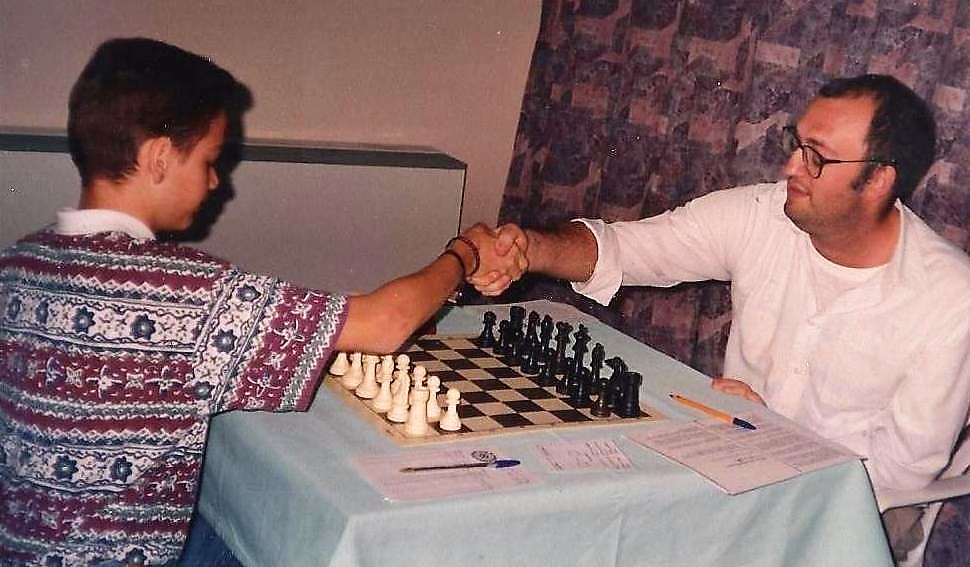 Ernesto estrecha su mano al GM Manolo Rivas (7.jpg)