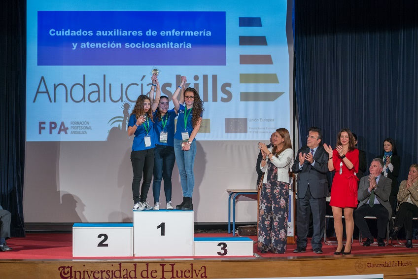 Cuidados Auxiliares de Enfermería y Atención Sociosanitaria Cuidados Auxiliares de Enfermería y Atención Sociosanitaria