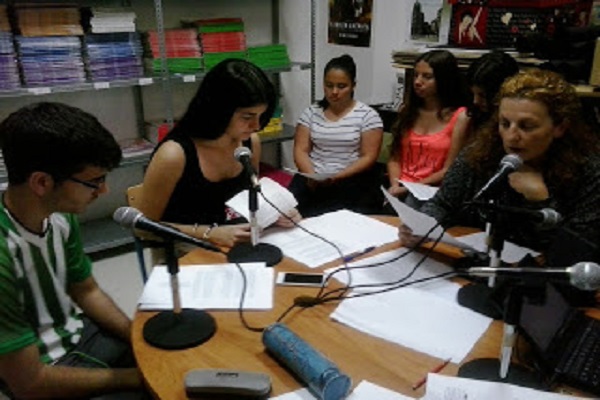 Biblioteca y radio. Alumnos colaborando. 