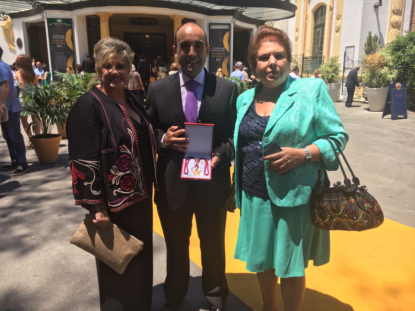 Foto Directora General y Delegada Medalla (foto_directora_delegada.jpg)