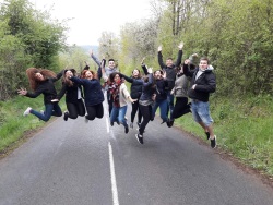 Grupo de jóvenes del medio rural andaluz saltando