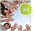 imagen grupo de gente con las manos abiertas
