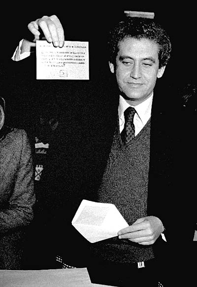 Rafael Escuredo, como presidente preautonómico, muestra su voto en el referéndum de autonomía.