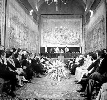 Constitución del Parlamento de Andalucía en el Real Alcázar de Sevilla. Estuvo compuesto por 109 diputados de distintas formaciones políticas.