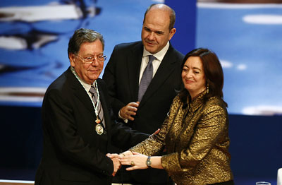El arquitecto cordobés, Juan Cuenca, es felicitado por Manuel Chaves y María del Mar Moreno, tras recibir la Medalla de Andalucía.