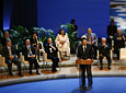 El hijo Predilecto de Andalucía, Federico Mayor Zaragoza, se dirige al público congregado en el Teatro de la Maestranza, en presencia del resto de galardonados y de los presidentes de la Junta y el Parlamento.