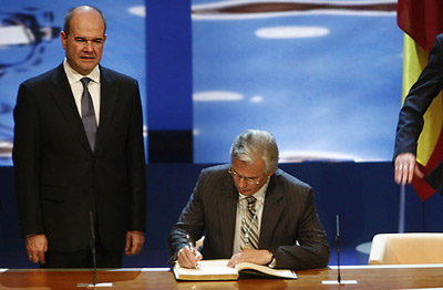 El juez Baltasar Garzón firma en el Libro de Honor de la Junta ante la mirada de Manuel Chaves, Francisco Girón, Manolo Escobar y Federico Mayor Zaragoza.