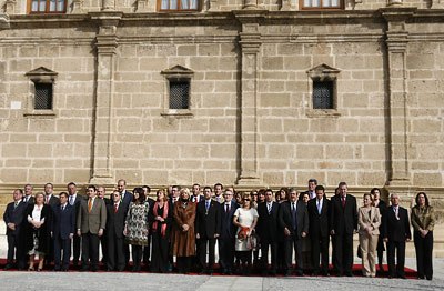 Portavoces y representantes de los grupos parlamentarios representados en la Cámara andaluza, durante el acto de izado de la bandera.