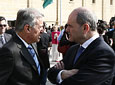 El presidente de la Junta, Manuel Chaves, conversa con el delegado del Gobierno central en Andalucía, Juan José López Garzón, en la fachada del Parlamento a la finalización del acto.