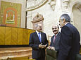 El presidente de la Junta de Andalucía, Manuel Chaves, conversa con
          los vicepresidentes del Gobierno andaluz, Gaspar Zarrías y José Antonio Griñán,
          momentos antes de comenzar el pleno institucional en el Parlamento autonómico.
          Foto EFE