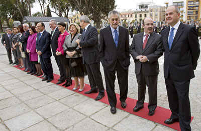 El presidente de la Junta y los consejeros se colocan en el lugar reservado a los miembros del Gobierno andaluz para el acto de izado de la bandera, en la fachada principal del Parlamento autonómico. Foto EFE
