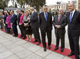 El presidente de la Junta y los consejeros se colocan en el lugar
          reservado a los miembros del Gobierno andaluz para el acto de izado de la bandera, en
          la fachada principal del Parlamento autonómico. Foto EFE