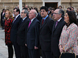 La presidenta del Parlamento, Fuensanta Coves, junto a sus
          antecesores en el cargo y al ex presidente de la Junta José Rodríguez de la Borbolla,
          durante la celebración del acto de homenaje a la bandera, en la fachada principal
          del antiguo Hospital de las Cinco Llagas.