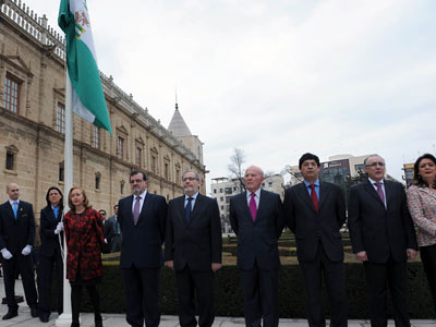 Fuensanta Coves, José Rodríguez de la Borbolla, Ángel López, José Antonio Marín Rite, Diego Valderas, Javier Torres Vela y Mar Moreno, escuchan el himno de Andalucía durante el acto de homenaje a la bandera.