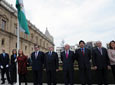 Fuensanta Coves, José Rodríguez de la Borbolla, Ángel López, José
          Antonio Marín Rite, Diego Valderas, Javier Torres Vela y Mar Moreno, escuchan el
          himno de Andalucía durante el acto de homenaje a la bandera.