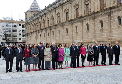 El equipo de gobierno de la Junta, con su presidente Manuel Chaves a la cabeza, y el presidente del Consejo Consultivo de Andalucía, Juan Cano Bueso, escuchan el himno durante el acto de homenaje a la bandera celebrado en el Parlamento.