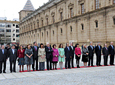 El equipo de gobierno de la Junta, con su presidente Manuel Chaves a la
          cabeza, y el presidente del Consejo Consultivo de Andalucía, Juan Cano Bueso,
          escuchan el himno durante el acto de homenaje a la bandera celebrado en el
          Parlamento.