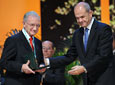 Manuel Chaves felicita al presidente de la Asociación 'A Toda
          Vela', Santiago Domingo Bugeda, tras hacerle entrega de la Medalla de
          Andalucía, que reconoce la labor de la entidad con niños y jóvenes con discapacidad
          intelectual.