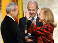 La presidenta del Parlamento, Fuensanta Coves, impone en presencia
          del presidente de la Junta, Manuel Chaves, la Medalla de Andalucía al diseñador
          cordobés Elio Berhanyer.