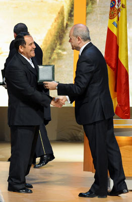 El presidente de la Junta, Manuel Chaves, entrega la Medalla de Andalucía al padre del jugador internacional del Valencia Carlos Marchena.