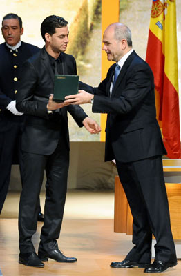 El presidente de la Junta, Manuel Chaves, hace entrega de la Medalla de Andalucía al hermano del futbolista del Real Madrid y de la selección española Sergio Ramos.