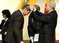El presidente de la Junta, Manuel Chaves, impone la Medalla de
          Andalucía al defensa del Real Betis e internacional español Juan Gutiérrez,
          'Juanito'.