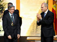 Manuel Chaves, presidente de la Junta, aplaude al médico del Hospital
          Virgen del Rocío de Sevilla, Guillermo Antiñolo, que saluda, tras recibir la
          Medalla de Andalucía, al público del Teatro de la Maestranza.